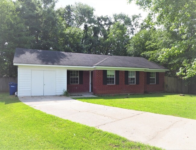 Building Photo - Four Bedroom House in Foley!
