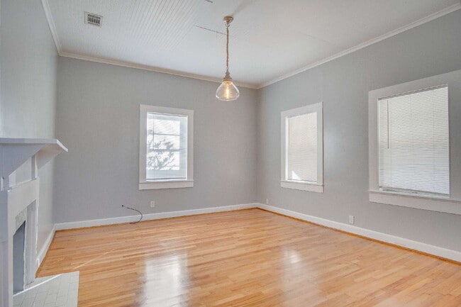 Photo - Charming 2-Bedroom Cottage Near Downtown P...