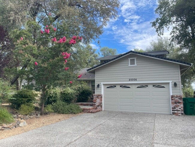 Building Photo - Lake view 3 bedroom, 3 bath plus office in... Rental