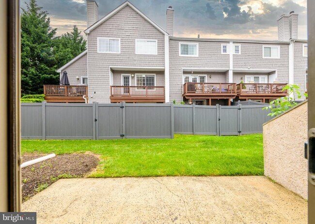 77 Bunker Hill Ct