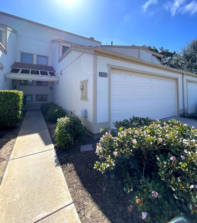 Upgraded Linda Vista Village Townhome. - Upgraded Linda Vista Village Townhome.