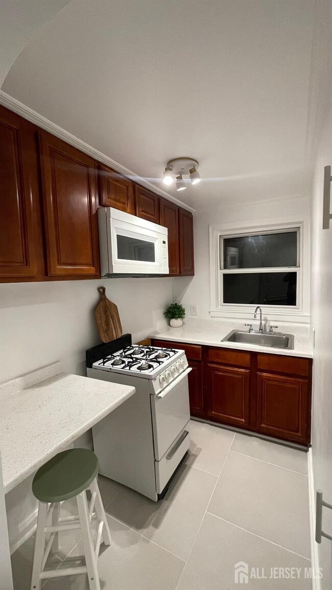 749 Linden Ave