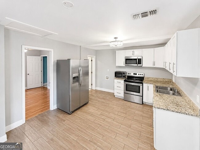Photo - 1166 Garibaldi St SW
