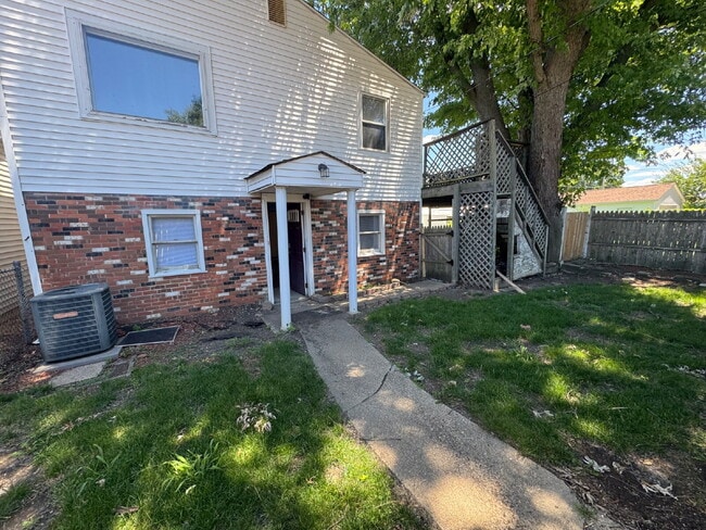 Building Photo - "Your Own Little Hideaway" — Private 2 Bed Home with Balcony & Yard Unit REAR
