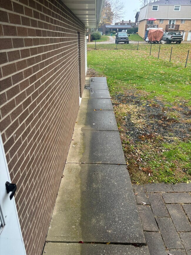 Photo - 2960 Thackeray Ave NW