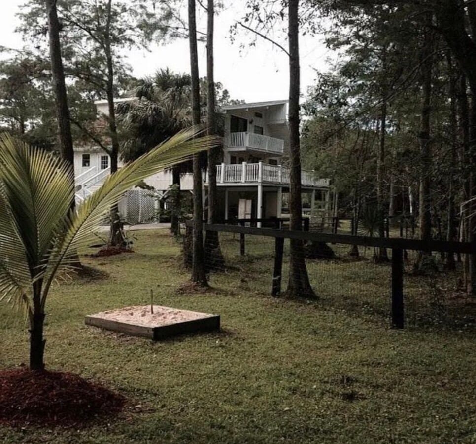 La puerta automática se abre a una entrada de hormigón. - 17187 Wildwood Rd