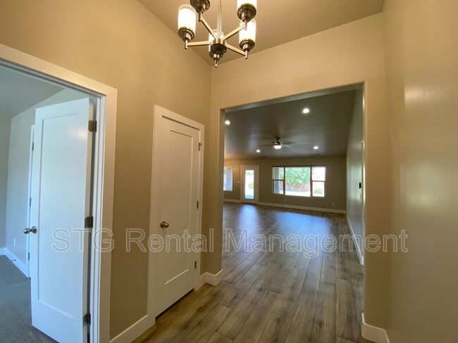 Photo - 758 N 300 W