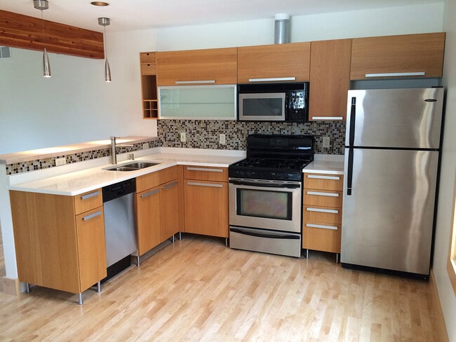 Photo - 1423 Williamson St