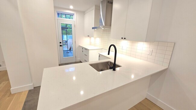 Building Photo - 2037 Rue De Chambly Unit 2037