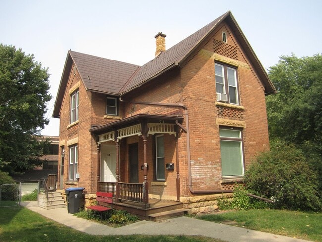 Building Photo - 4 Bedroom house; Close to downtown Mankato!