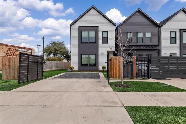 Building Photo - 5203 Texas St Rental