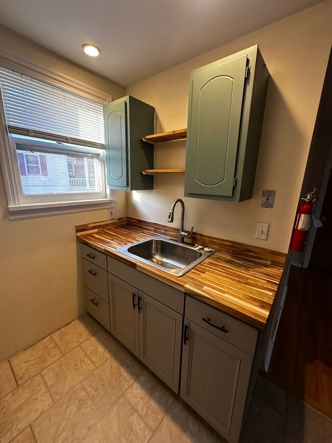 Building Photo - 207 S Union St Unit 207 South Union St #8