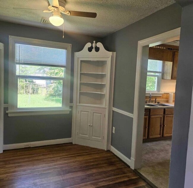 Photo - 3 bed house in Fulton Hill! Enjoy the beautiful neighborhood, central hvac, laundry, yard!