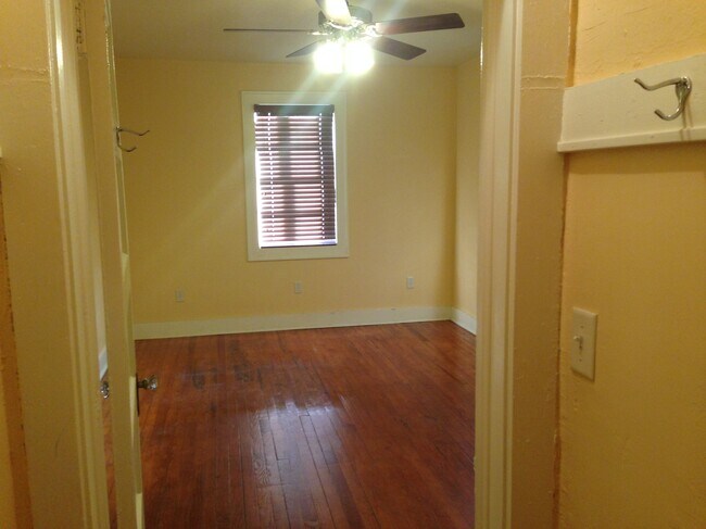 Habitación, vista desde el interior de Vestidor - 1125 SW 2nd Ave Unidad A