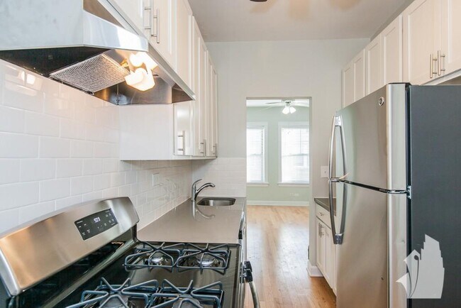 Building Photo - 1916 W Winona St Unit 1932-3