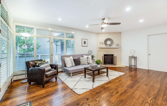 Building Photo - 2704