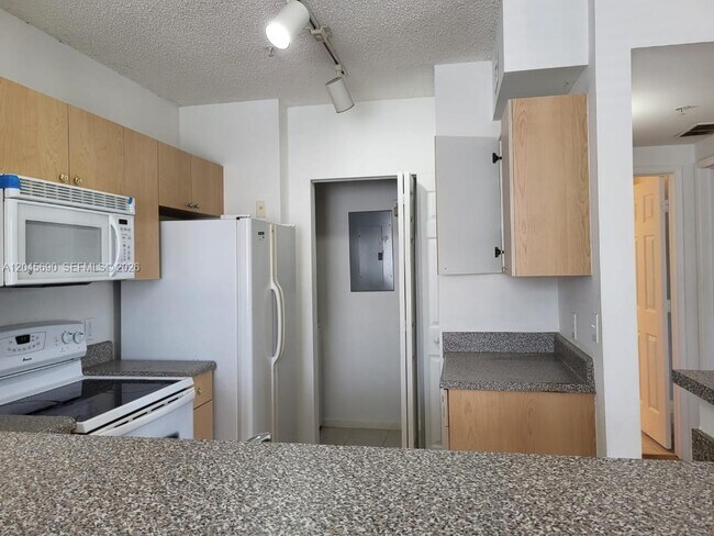 Photo - 8070 N Nob Hill Rd Unidad 208