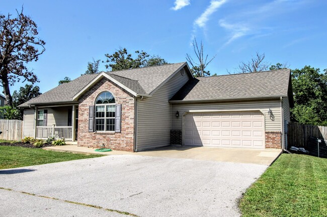 Building Photo - Beautiful fenced home