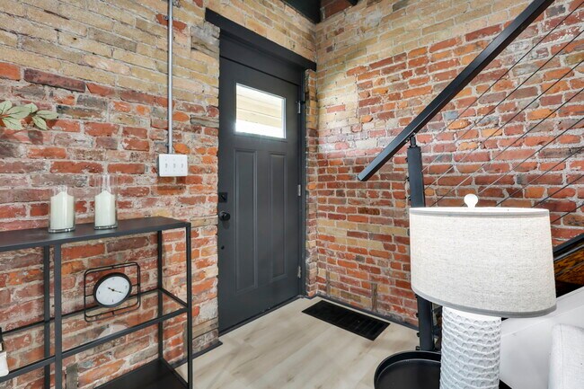 Photo - 1010 Bruck St