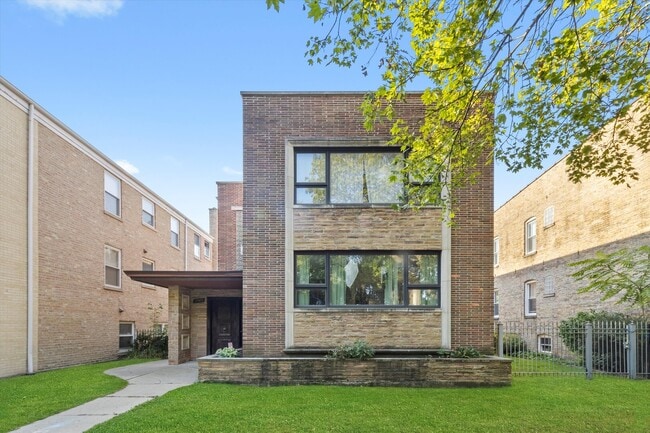 Building Photo - 2545 W Lunt Ave Unit G