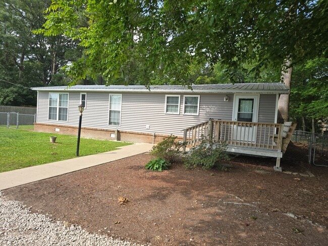 Building Photo - Beautifully Renovated Interior and Convenient Location