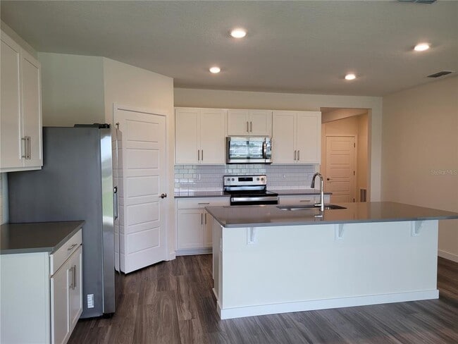 Photo - 399 Tanis Ave