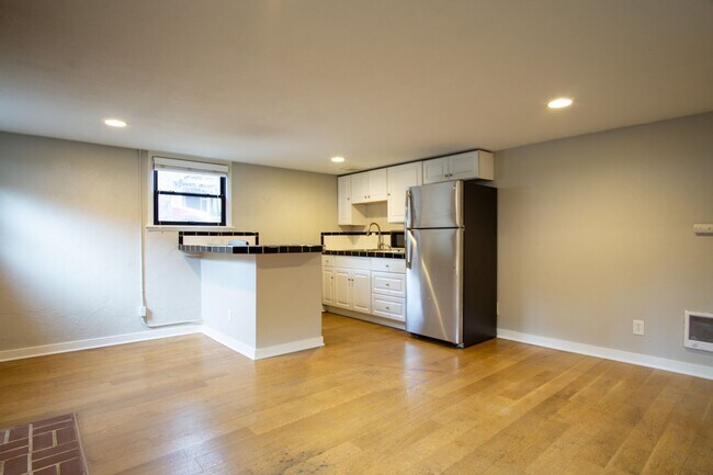 Photo - Adorable & Cozy NW 1 Bdr w/Fireplace + Hardwoods! Unidad 342