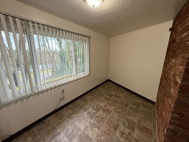 Photo - 279 Kearney St S