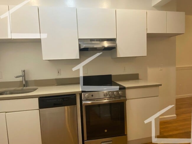 Large, sunny, pet friendly updated 3 bed u... - Large, sunny, pet friendly updated 3 bed u... House
