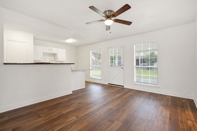 Photo - Irving 3-bed 2-bath with Corner Lot Big Yard