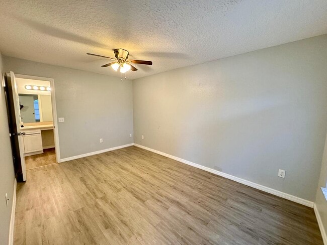 Building Photo - Cozy 1-Bedroom Townhouse in Davenport
