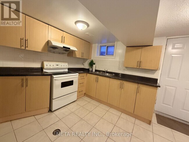 Photo - 313 Rossland Rd W