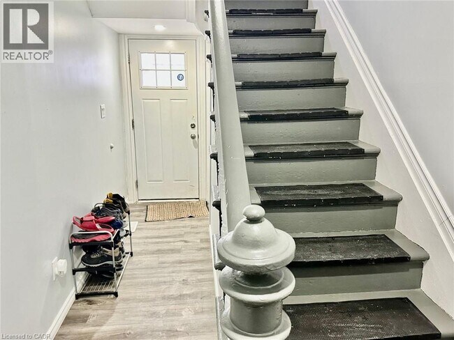 Photo - 252 Robinson St