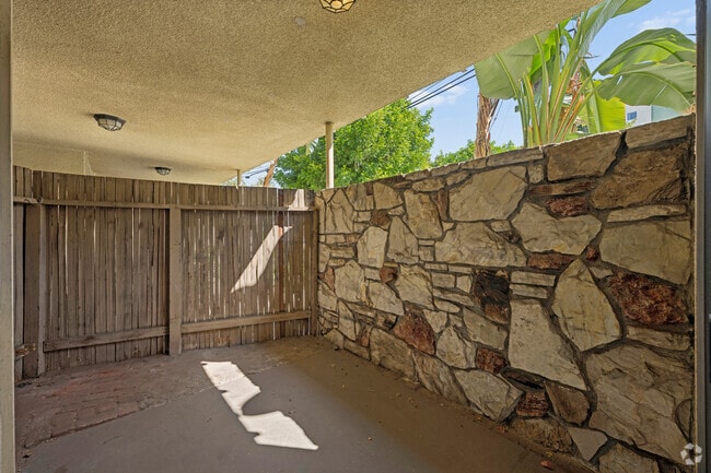 2BR, 1BA - 900SF - Balcony