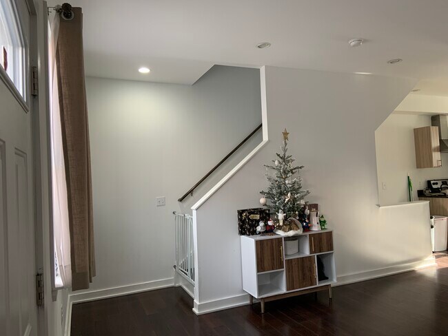 Photo - 2995 Livingston St