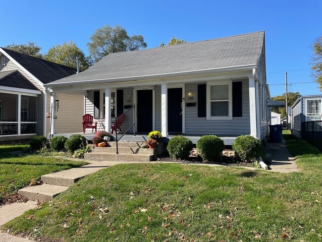 South Broad Ripple Two Bedroom Bungalow - South Broad Ripple Two Bedroom Bungalow Apartment Unit 4522 Evanston Ave