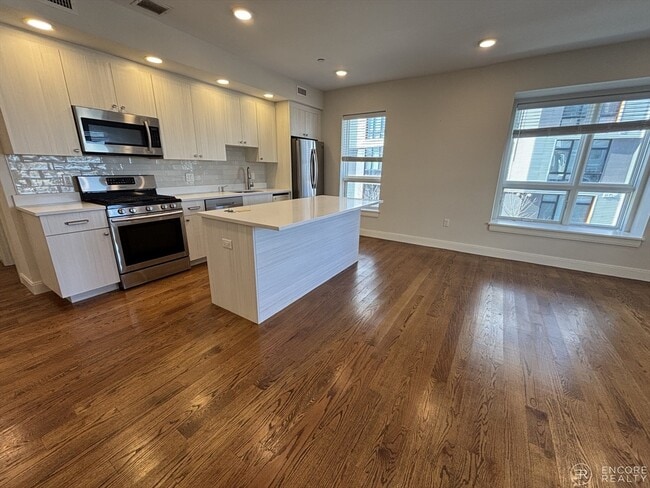 Building Photo - 1 Everett St Unit 202