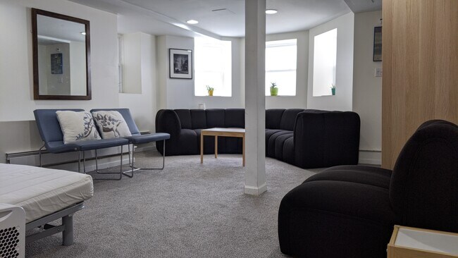 Garden Living Room West - 540 S Taylor Ave Unit Garden Studio