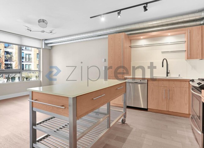 Photo - 530 Broadway E