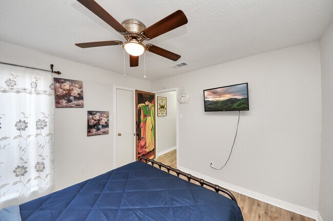 Photo - 15715 Creekhaven Dr