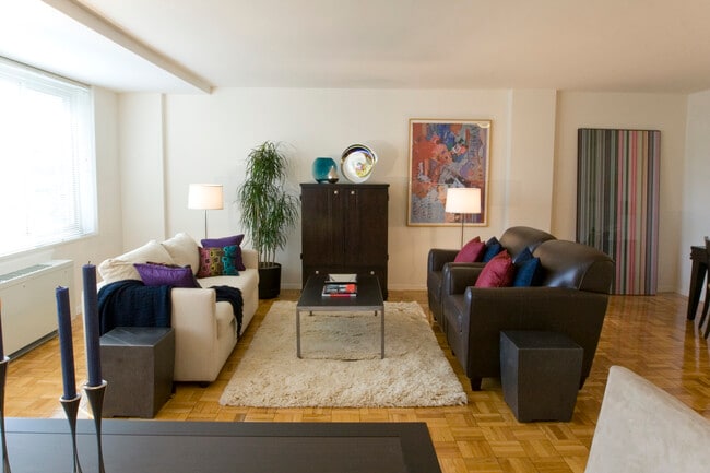 Sala de estar con pisos de madera