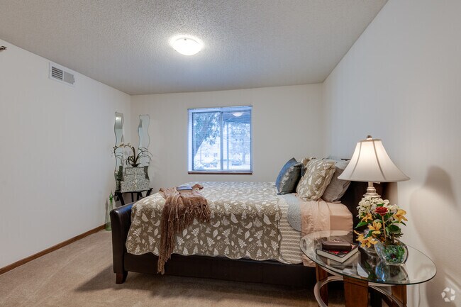 2BR, 2BA - 1,095SF - Bedroom 2