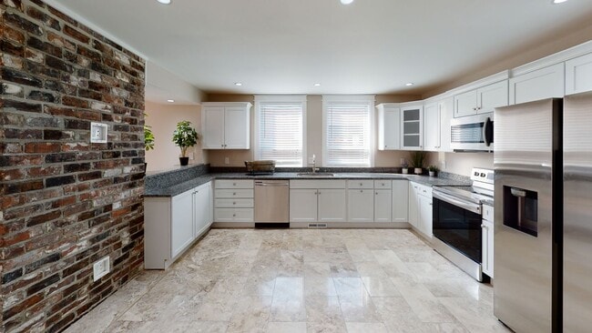Building Photo - 215 16th St Rental