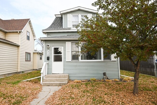 Building Photo - Gorgeous 3 Bed 1 Bath Home! Updated Applia...