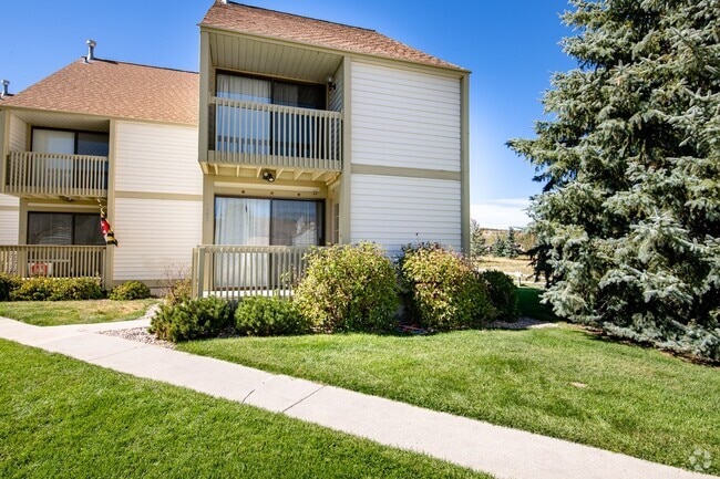 Building Photo - Conveniently Located Racquet Club Condo