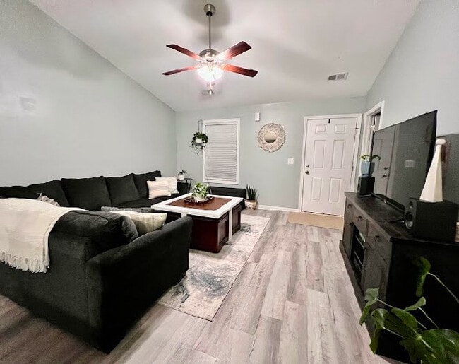 Photo - 460 Conifer St