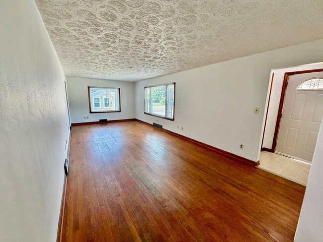 Photo - Spacious 3 Bedroom 2 Bathroom Home with Attached Garage!