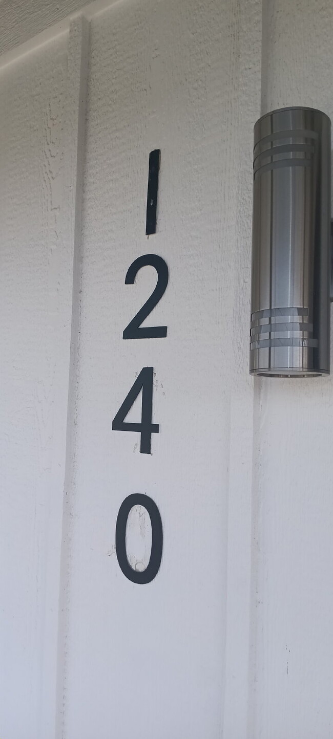 Building Photo - "Charming 3-Bed, 2-Bath Duplex Retreat in ... Unit A Rental