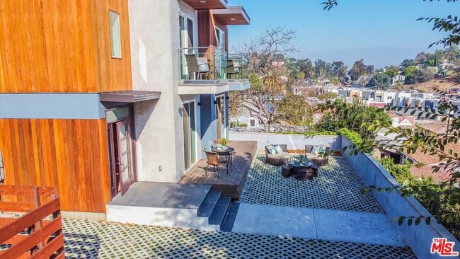 2251 Aaron St