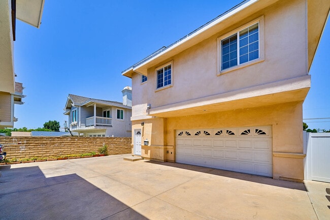 Building Photo - 2108 Santa Fe Ave